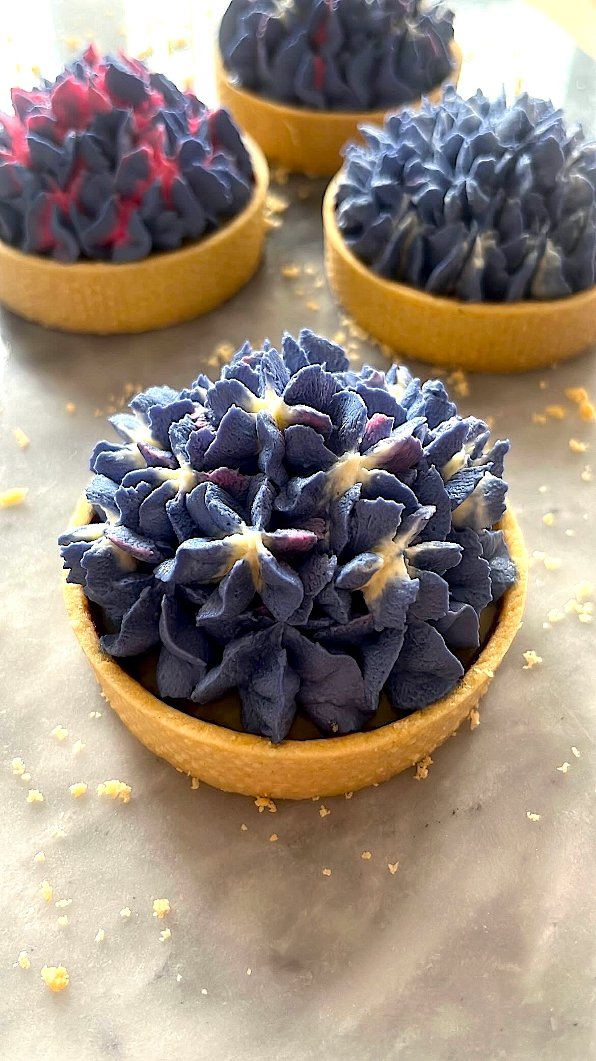 Hydrangea tart decorated with blue and red hydrangea-shaped cream piping on top