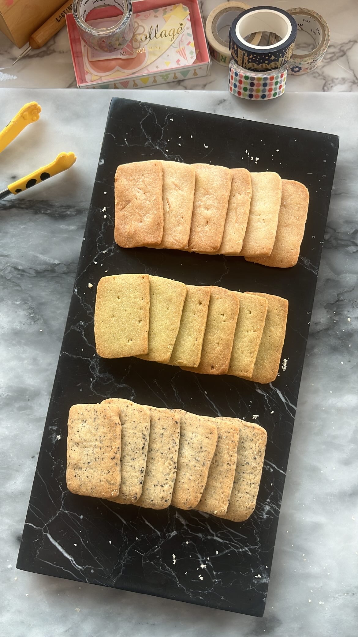 Simple cookie in butter, matcha and black sesame flavor